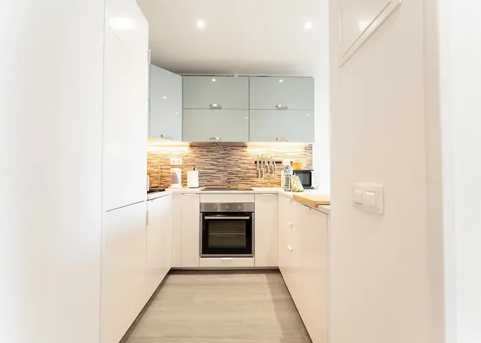 Sunny Vibes With Pool & Ocean Views * 아데제