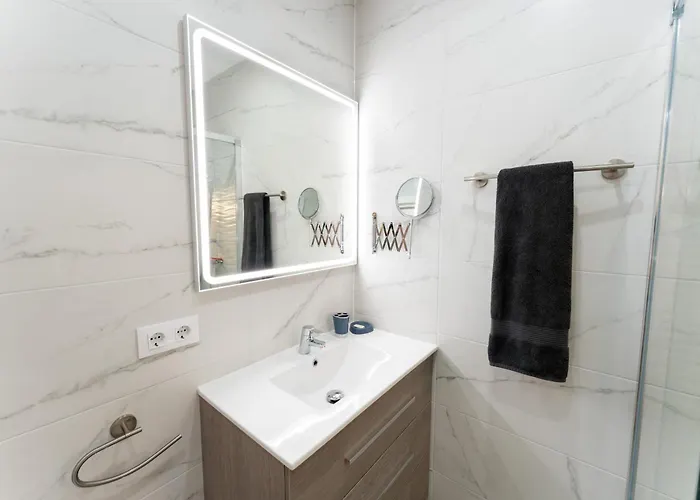 Sunny Vibes With Pool & Ocean Views 아파트 *