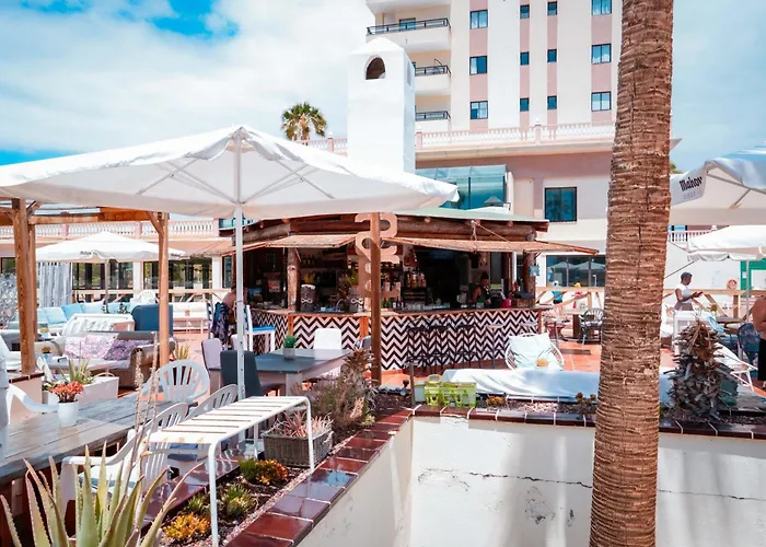 Sunny Vibes With Pool & Ocean Views 아파트 *